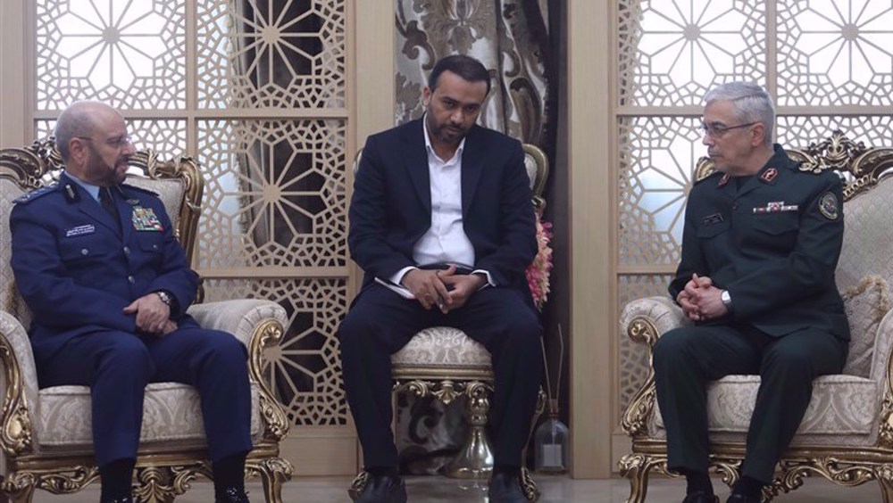 Le chef d'état-major des forces armées iraniennes, le général de division Mohammad Baqeri (à droite), et le chef d'état-major saoudien, le général Fayyad ben Hamed al-Ruwaili, se rencontrent à Téhéran, le 10 novembre 2024.