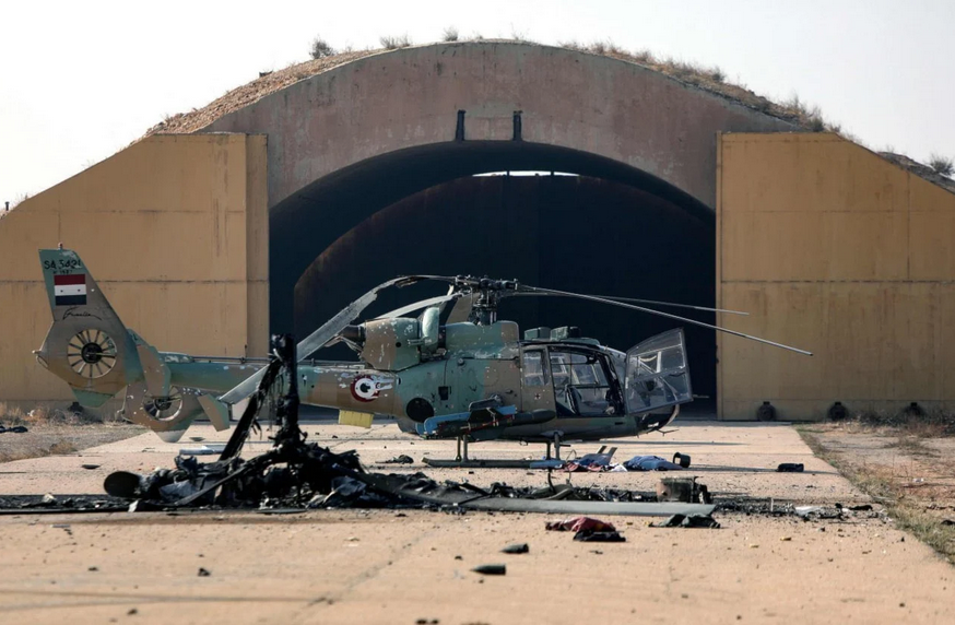 L’occupation israélienne détruit les hélicoptères de l’armée syrienne lors de son agression contre la Syrie.