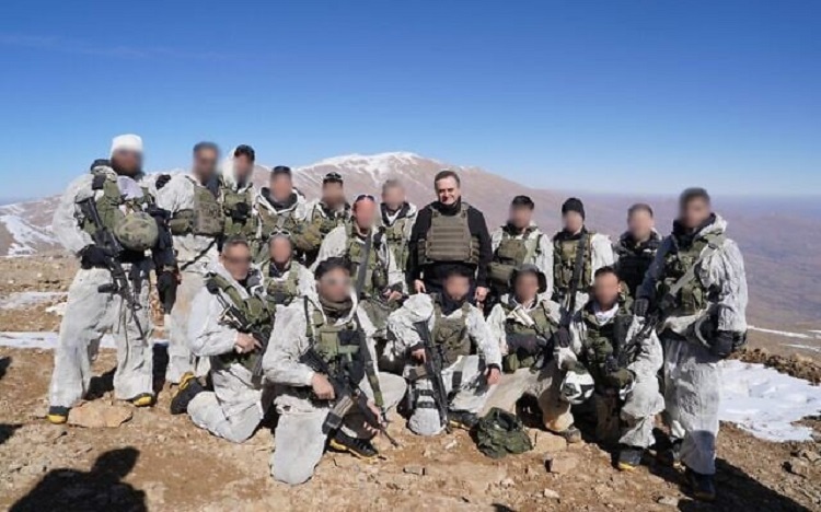 Le ministre israélien de la guerre, Israel Katz, visite les hauteurs du mont Hermon, au sud de la Syrie.