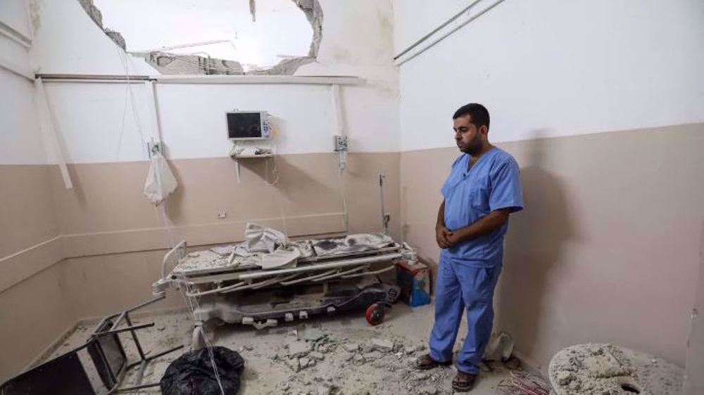 Le Dr Suleiman Qaoud examine les dégâts à l'hôpital spécialisé de Rantisi, qui fait partie du complexe médical Nasser dans la ville de Gaza, à la suite des attaques de missiles israéliennes du 6 novembre 2023. ©Al Jazeera