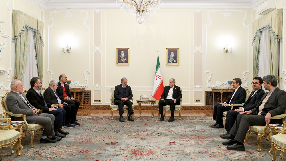 Le président iranien Massoud Pezeshkian (D) rencontre Ziyad al-Nakhaleh, secrétaire général du Jihad islamique palestinien, à Téhéran le 19 février 2025. (president.ir)