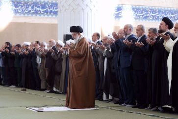 Le Leader de la Révolution islamique a dirigé la prière de l'Aïd al-Fitr, dans la Grande Mosalla de Téhéran, le 31 mars 2025. ©Leader.ir