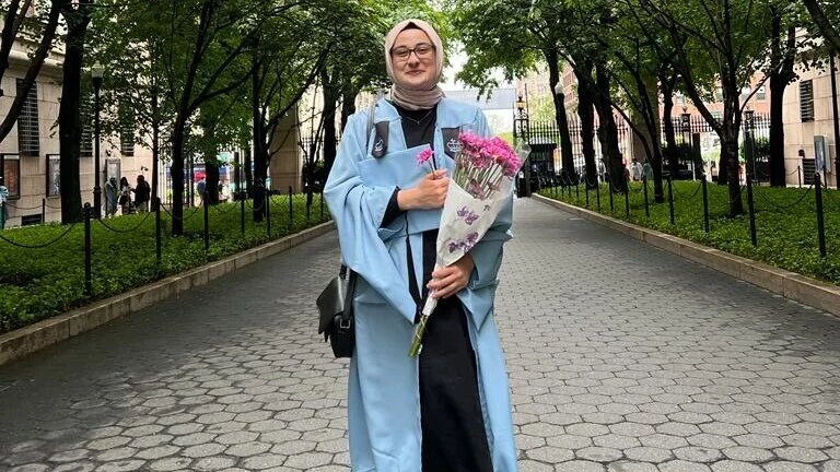 L'étudiante turque Rumeysa Ozturk arrêté aux USA pour avoir critiqué la guerre génocidaire israélienne à Gaza