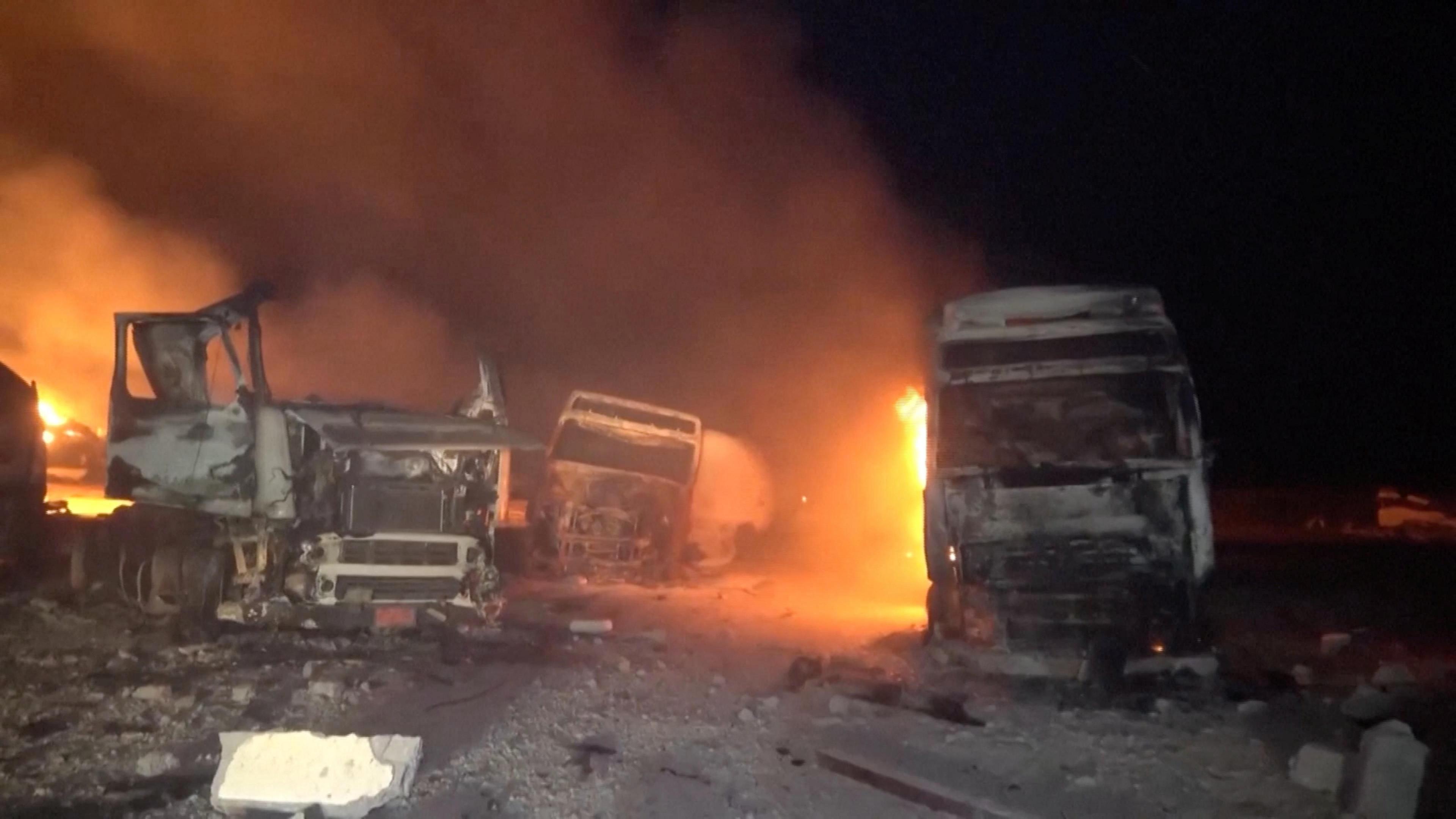 Un pétrolier en feu après que des frappes aériennes américaines ont ciblé le port pétrolier de Ras Issa à Hudaydah, au Yémen, le vendredi 18 avril 2025. ©AP