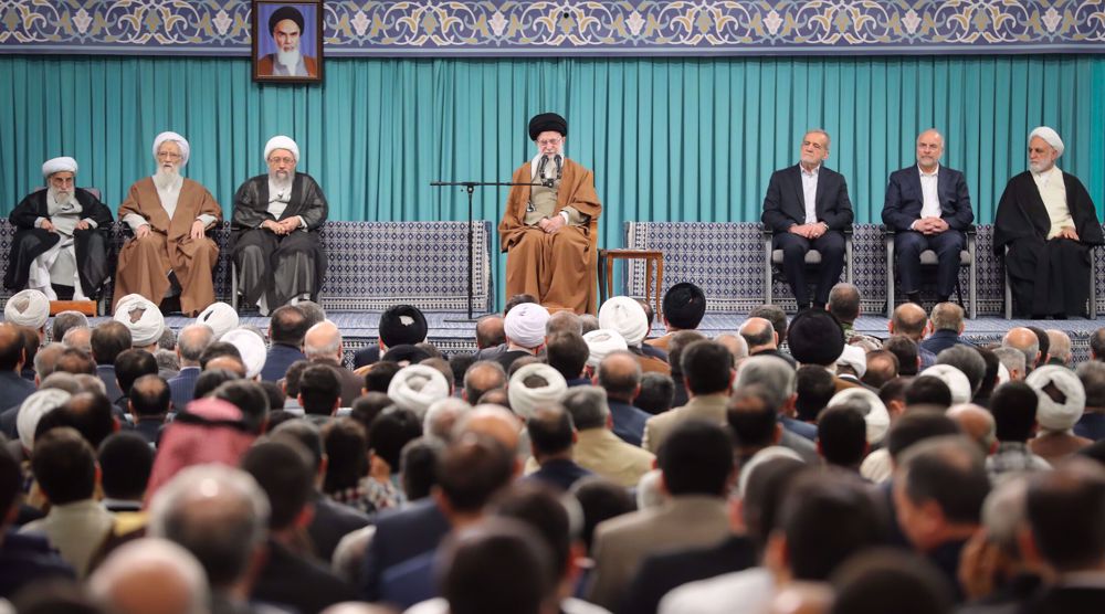Le Leader de la Révolution islamique a reçu les hauts responsables iraniens ainsi que les ambassadeurs des pays musulmans, le 31 mars 2025. ©khamenei.ir