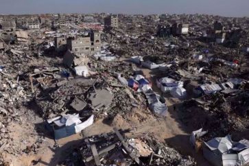 Tentes de déplacés au milieu des immeubles en ruines à Jabaliya, le 2 avril 2025. ©AFP