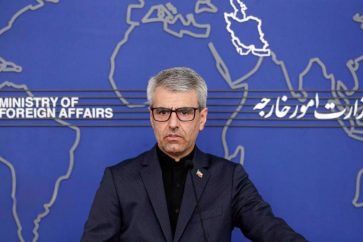 Le porte-parole du ministre iranien des Affaires étrangères, Esmaïl Baghaï, s’exprime lors de sa conférence de presse hebdomadaire, lundi 28 avril 2025 à Téhéran. ©IRNA