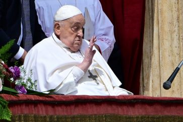 Le pape François devant les fidèles au balcon de la basilique Saint-Pierre, le dimanche 20 avril 2025.