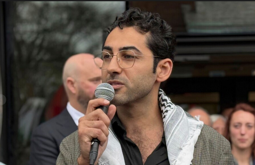 Mohsen Mahdawi, cofondateur d'un groupe d'étudiants palestiniens à l'université new-yorkaise Columbia, avec Mahmoud Khalil, figure de la mobilisation étudiante propalestinienne aux Etats-Unis.