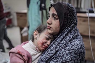 Une mère palestinienne et sa fille, blessées lors d'une attaque israélienne, attendent à l'hôpital Nasser de Khan Younès, dans le sud de la bande de Gaza. ©Anadolu