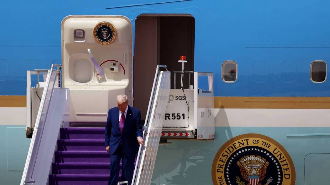 Donald Trump, président des États-Unis, descend de l’avion présidentiel Air Force One à son arrivée à Riyad, en Arabie saoudite, le 13 mai 2025. | GETTY IMAGES VIA AFP