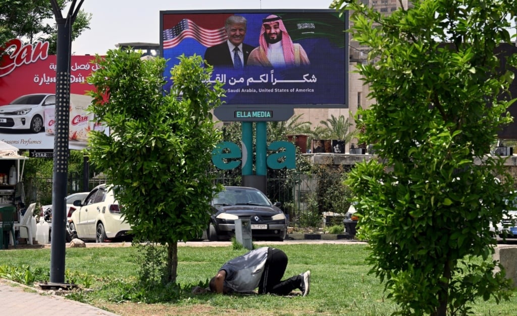 A Damas, un panneau qui remercie le président américain et le prince héritier saoudien pour le gel des sanctions.