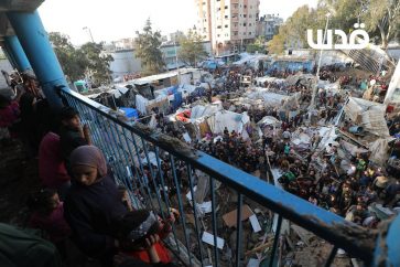 Une école abritant des milliers de déplacés palestiniens bombardée par l'armée d'occupation israélienne, le 7 mai 2025, au centre de Gaza.
