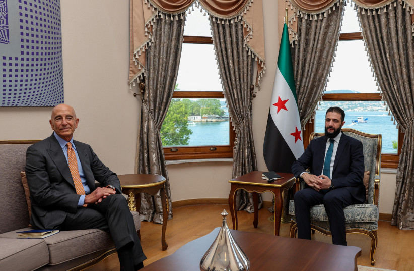 Le président syrien par interim Ahmad al-Charaa avec l'envoyé américain Tom Barrack