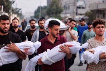 Des pères palestiniens portent les corps de leurs petits assassinés lors d'une frappe aérienne israélienne sur Gaza. ©SABA