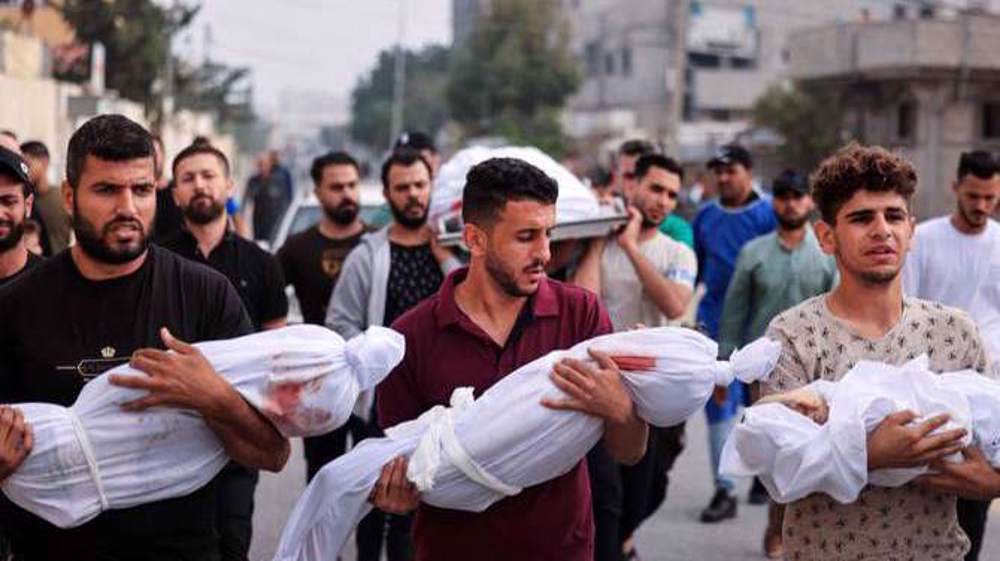 Des pères palestiniens portent les corps de leurs petits assassinés lors d'une frappe aérienne israélienne sur Gaza. ©SABA
