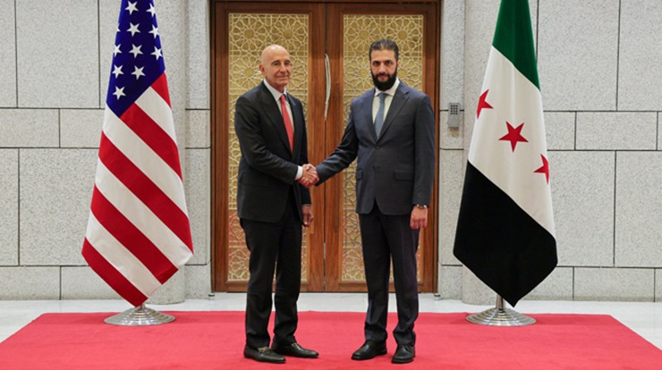 L’envoyé américain pour la Syrie, Tom Barrack et le président syrien par intérim Ahmad Charaa.