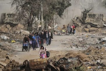 Des Palestiniens fuient vers le sud via la route Salah al-Din, dans le centre de Gaza, le 26 novembre 2023. ©AP