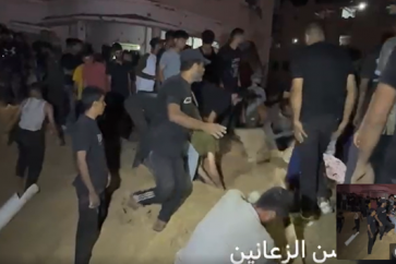 Plus de 15 tentes ont été enterrées dans le sable après un raid israélien sur Gaza.