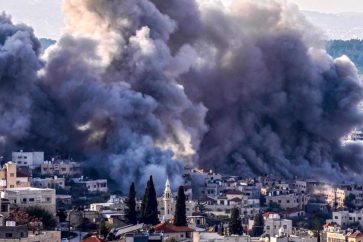 De la fumée se dégagent du camp de réfugiés de Jénine lors d'une frappe israélienne à Jénine, le dimanche 2 février 2025. ©AFP