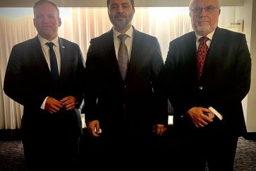 Le pasteur Johnnie Moore et le rabbin Abraham Cooper avec le ministre syrien des AE Ahmad al-Chibani