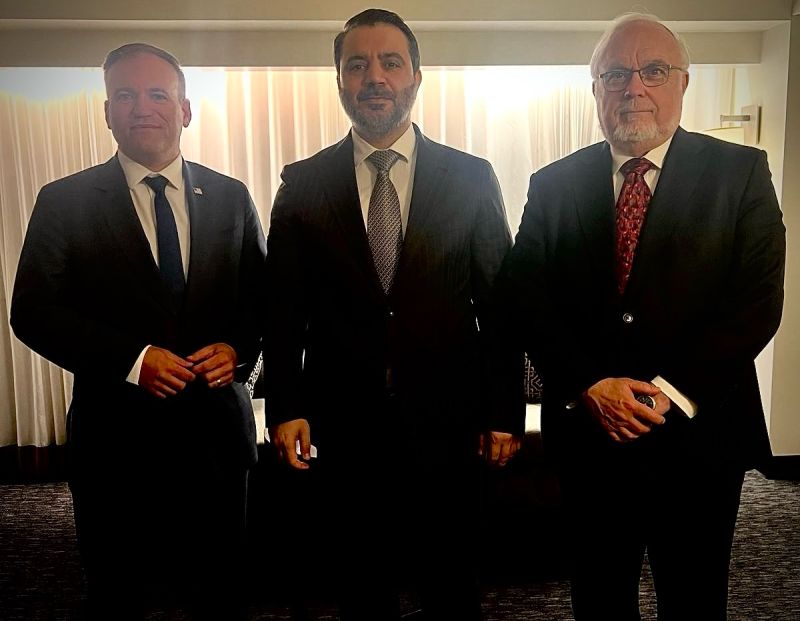 Le pasteur Johnnie Moore et le rabbin Abraham Cooper avec le ministre syrien des AE Ahmad al-Chibani