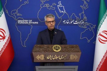 Le porte-parole du ministère iranien des Affaires étrangères, Esmaïl Baghaï, s’exprime lors de sa conférence de presse, lundi 30 juin 2025. ©Mehr News