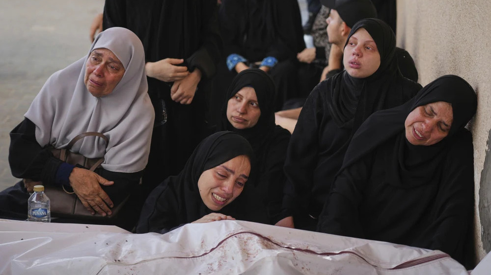 Des femmes palestiniennes en deuil assistent aux funérailles de leurs proches tués dans un bombardement israélien, contre Deir al-Balah, dans la bande de Gaza, le 12 juillet 2025. ©AP