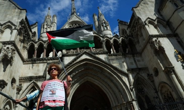 Devant la Cour suprême, le jour de l'audience sur Palestine Action, à Londres, le 21 juillet 2025 (Reuters)