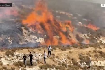 Des colons incendient des terres agricoles palestiniennes en Cisjordanie occupée, le 4 juillet 2025.