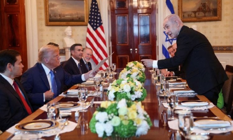 Le Premier ministre israélien Benjamin Netanyahu et le président américain Donald Trump, lors d’un entretien à la Maison Blanche, le lundi 8 juillet 2025.