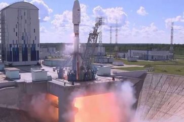 La photo montre le moment du lancement du satellite de recherche et de télécommunication iranien Nahid-2 depuis une base de lancement spatiale russe le 25 juillet 2025. © Tasnim