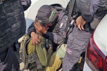 Un soldat israélien réconfortant son collègue (Archives)