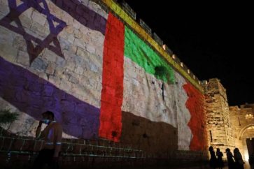 L'ambassadeur israélien fraichement nommé à Abou Dhabi, Yossi Sheli, a suscité une vaste controverse en raison de son implication dans un comportement qualifié d' « inapproprié » lors d'une visite privée dans un bar de Dubaï.