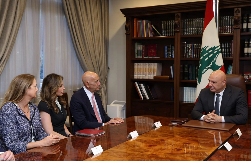 Entretien entre le chef d’Etat Joseph Aoun et l’envoyé US Thomas Barrack et son adjoint Morgan Ortagus au palais présidentiel de Baabda, le 18 août 2025.