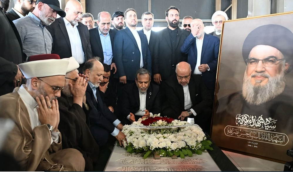 Le chef de la diplomatie iranienne, Abbas Araghchi se recueille sur la tombe du maitre des martyrs de l'Oumma, Sayed Hassan Nasrallah (Archives)