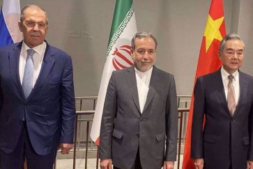 Les ministres russe, iranien et chinois des Affaires étrangères, Sergueï Lavrov, Abbas Araghchi et Wang Yi posent pour une photo. ©IRNA