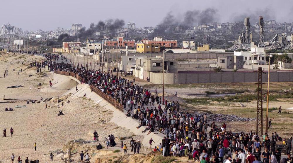 Des Palestiniens attendent l'arrivée de camions d'aide dans le centre de la bande de Gaza, le 19 mai 2024. ©AP