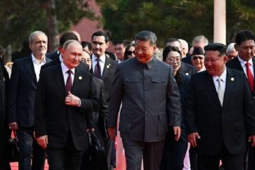Le président russe Vladimir Poutine marche avec le président chinois Xi Jinping et le dirigeant nord-coréen Kim Jong Un avant un défilé militaire marquant le 80e anniversaire de la victoire sur le Japon et la fin de la Seconde Guerre mondiale, sur la place Tiananmen à Pékin, le 3 septembre 2025. (Photo de Sergey Bobylev / POOL / AFP)