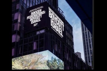Un panneau affiché sur Times Square appelant les fédérations européennes de football à boycotter ‘Israël’.
