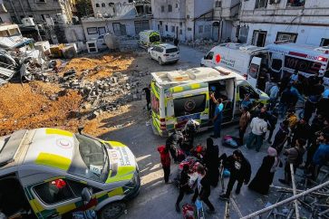 Des ambulances transportent les victimes des bombardements israéliens contre Gaza vers les hôpitaux.