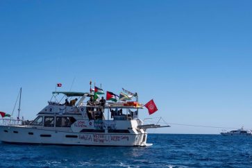 Des membres du groupe de navires de la Flottille Global Sumud à destination de Gaza sont amarrés sur la petite île de Koufonisi, au sud de l'île de Crète, le 26 septembre 2025. ©AFP