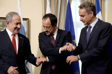 Le président chypriote Christodoulides, le Premier ministre grec Mitsotakis et le Premier ministre israélien Netanyahu, septembre 2023. Crédit photo : Petros Karadjias/Pool via REUTERS.