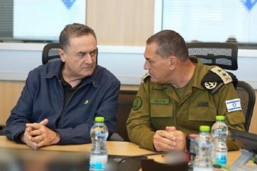 Le général Eyal Zamir, chef d'état-major de l’armée d’occupation israélienne et le ministre de la guerre Israel Katz