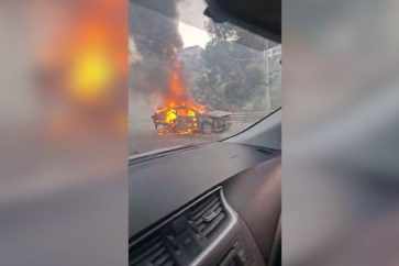 Un véhicule en feu suite à une agression israélienne au drone au sud-Liban, le 10 novembre 2024.