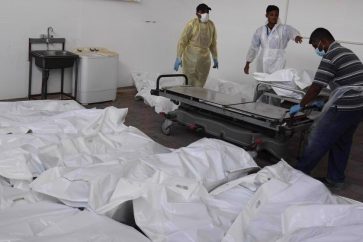 Des corps de Palestiniens non identifiés, restitués par Israël dans le cadre de l'accord de cessez-le-feu, sont transportés à l'hôpital Nasser de Khan Younis, dans la bande de Gaza, le 3 novembre 2025. ©AP