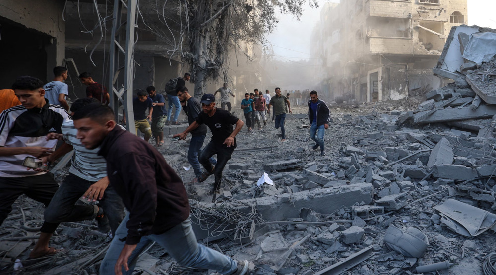 Des habitants se mettent à l'abri après une frappe israélienne qui a ciblé un bâtiment du camp de Bureij, dans le centre de Gaza, le dimanche 19 octobre 2025. ©AFP
