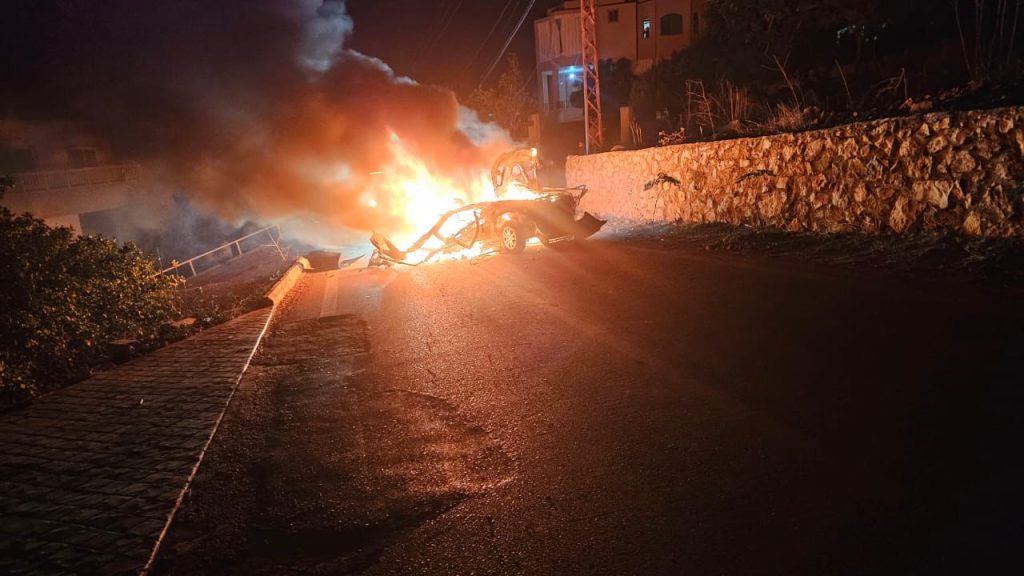 La voiture du directeur d'une école publique au sud-Liban visé par un drone israélien, le 16 novembre 2025.