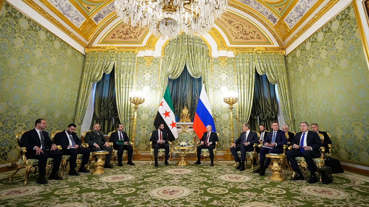 Le président russe Vladimir Poutine a reçu au Kremlin le président syrien par intérim, Ahmad Charaa, le 15 octobre 2025.