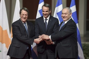 le Premier ministre israélien Benjamin Netanyahu, le Premier ministre grec Kyriakos Mitsotakis et le président chypriote Nikos Christodoulides à l’Est d’Al-Qods occupée le 22 décembre